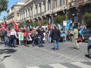 il lungo corteo in corso Umberto